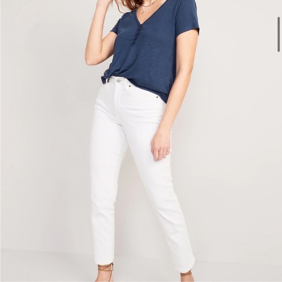 NWT OLD NAVY Linen-Blend V-Neck Henley T-Shirt
Linen-Blend V-Neck Henley - Picture 3 of 7